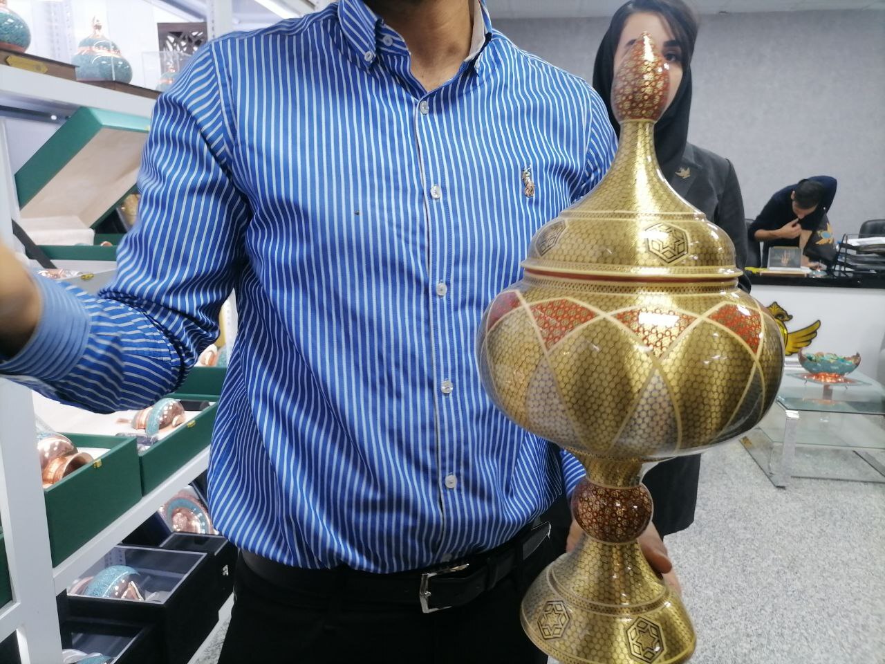 تولید صنایع دستی توسط زنان زندانی و سرپرست خانوار تولید صنایع دستی توسط زنان زندانی و سرپرست خانوار