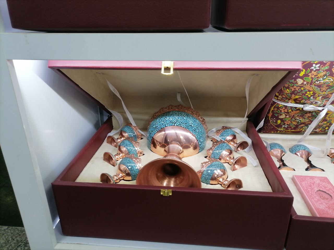 تولید صنایع دستی توسط زنان زندانی و سرپرست خانوار تولید صنایع دستی توسط زنان زندانی و سرپرست خانوار