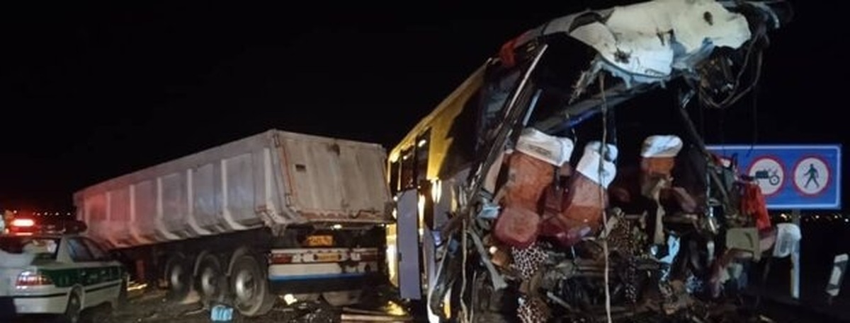 27 مصدوم در اثر تصادف اتوبوس عقاب با کامیون در اتوبان کاشان