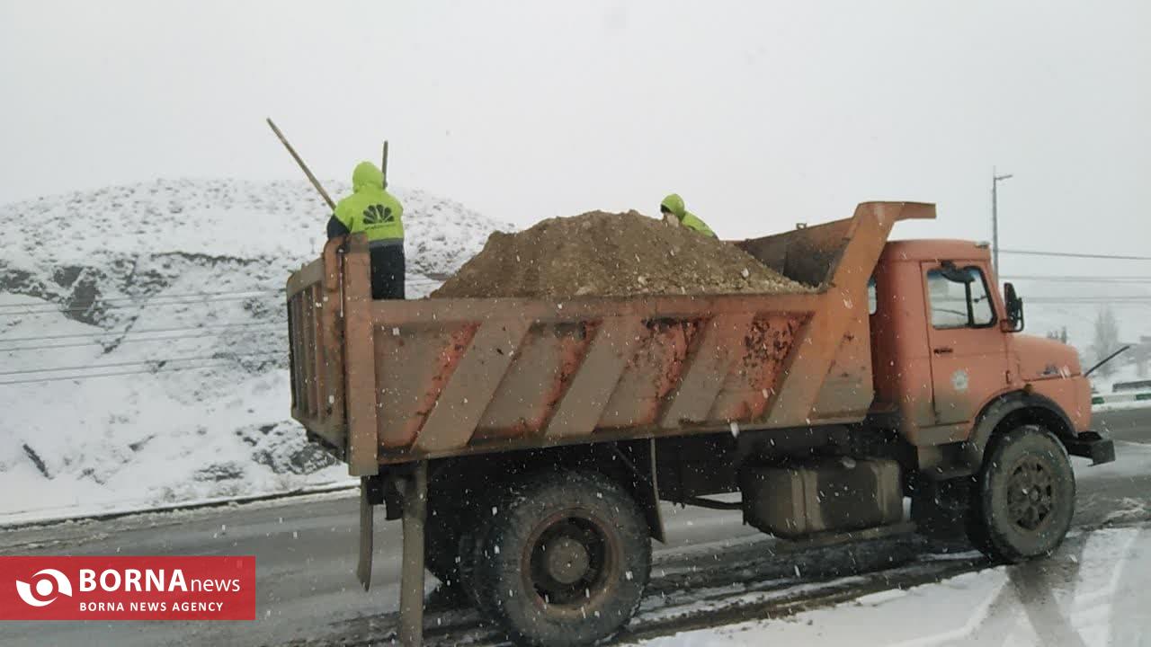 تلاش شبانه روزی ستاد برف روبی و نمک پاشی شهرداری بومهن به منظور بازگشایی معابر شهری تلاش شبانه روزی ستاد برف روبی و نمک پاشی شهرداری بومهن به منظور بازگشایی معابر شهری