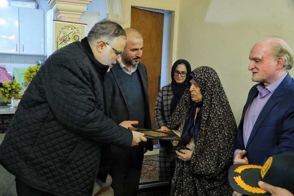 استاندار قزوین با خانواده شهید شاپور نیکخواه دیدار کرد