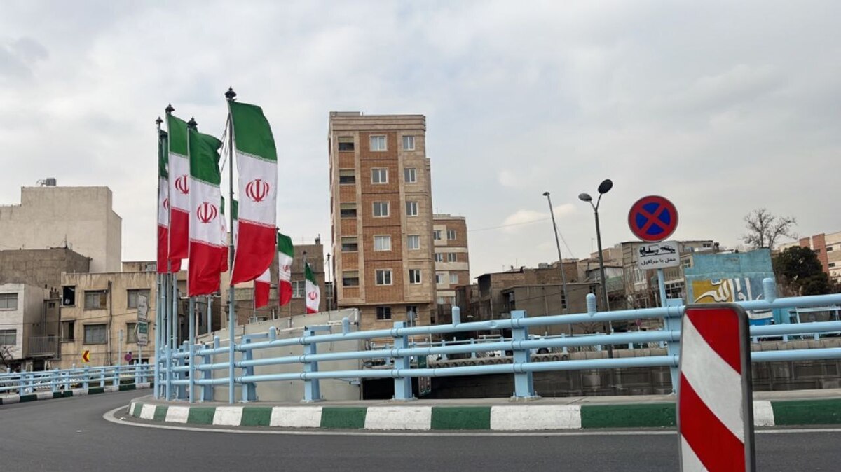 25 هزار متر آذین بندی به مناسبت دهه فجر1402