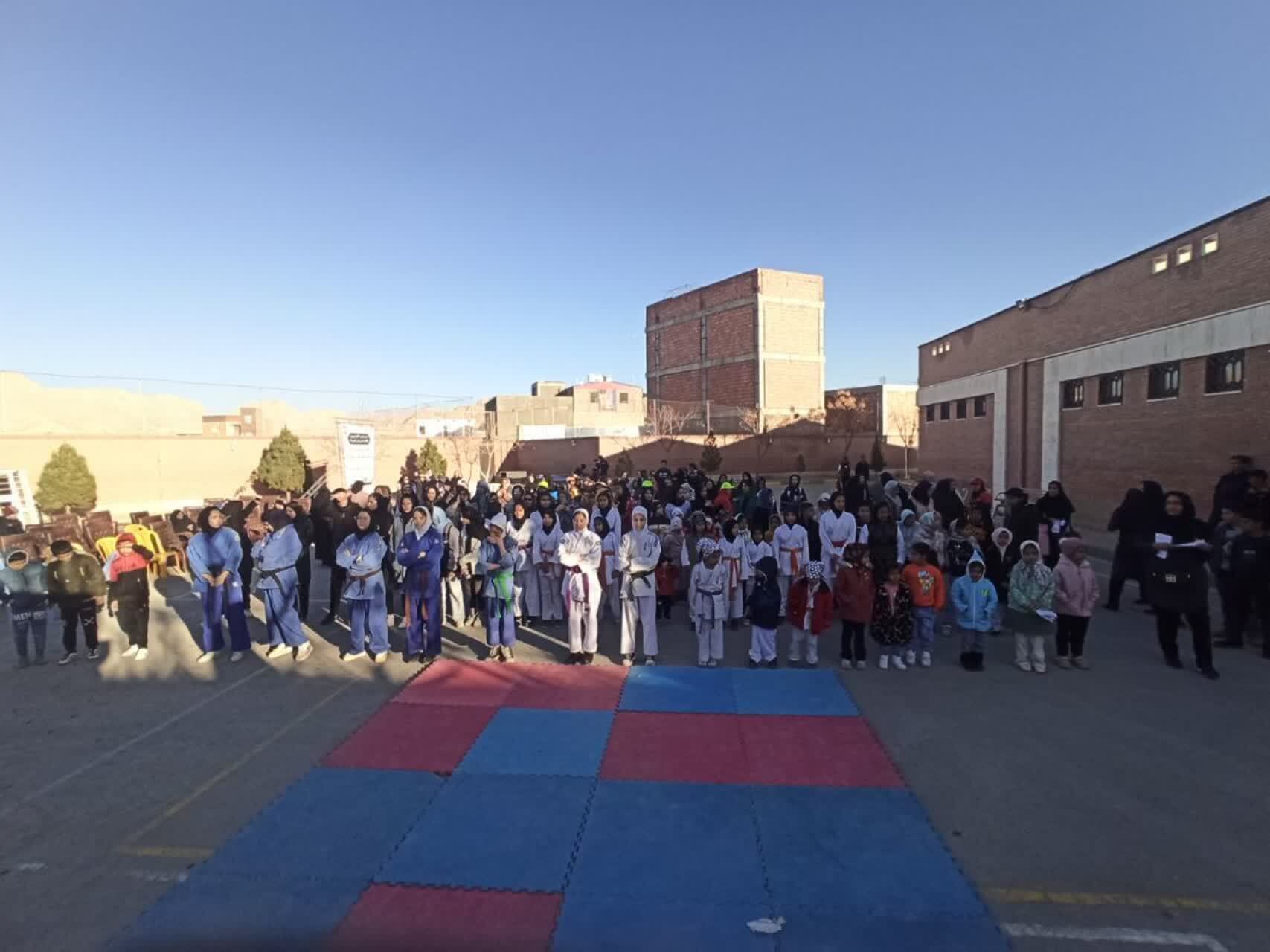 تجلیل رئیس هیئت ورزش‌های همگانی استان کرمان از خانواده شهید صادقی