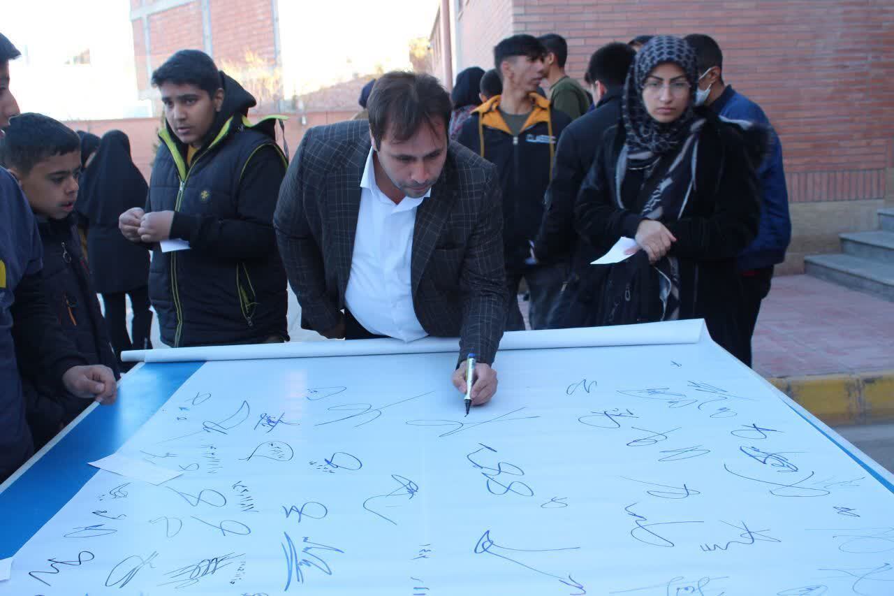 تجلیل رئیس هیئت ورزش‌های همگانی استان کرمان از خانواده شهید صادقی