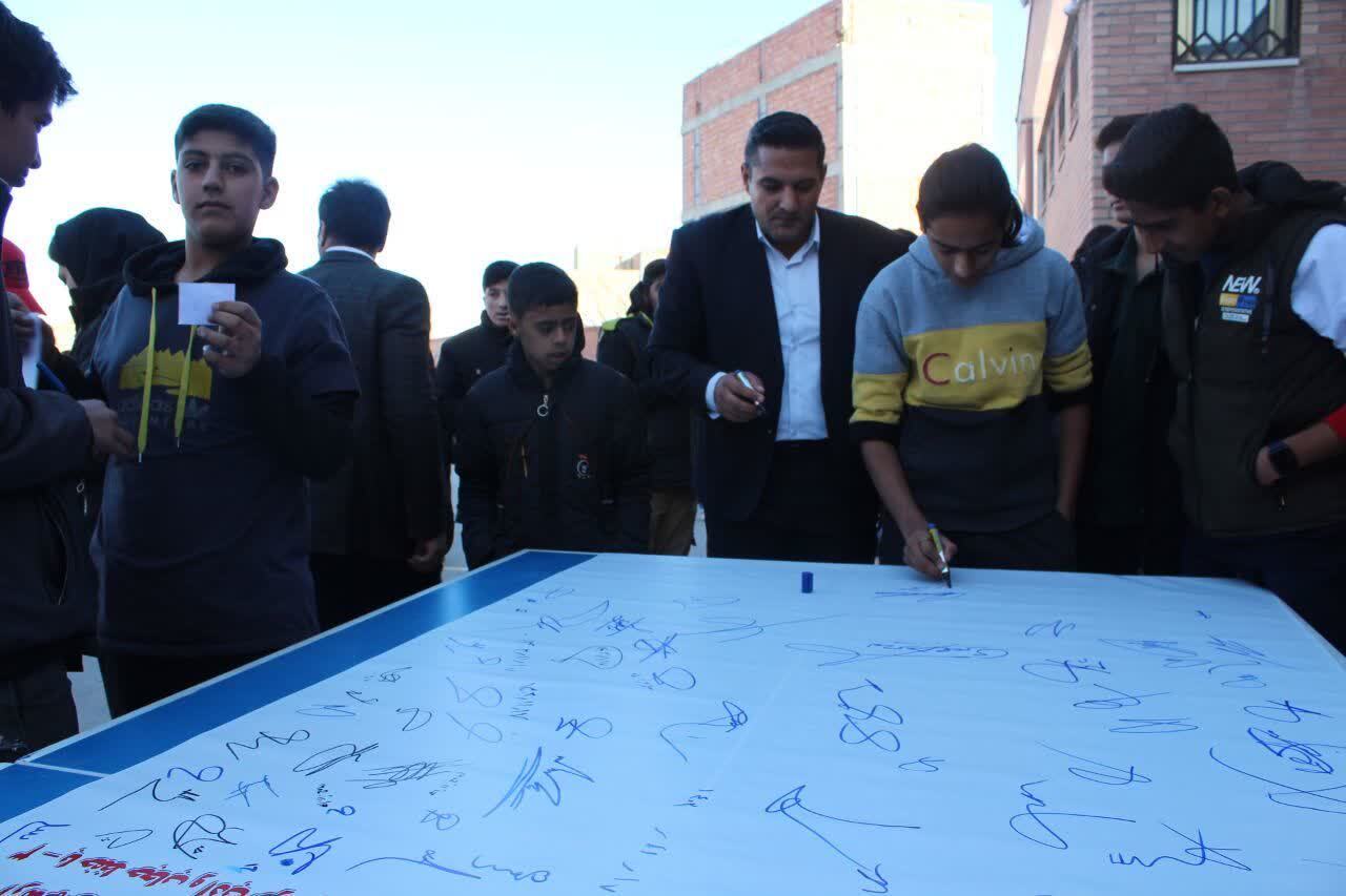 تجلیل رئیس هیئت ورزش‌های همگانی استان کرمان از خانواده شهید صادقی