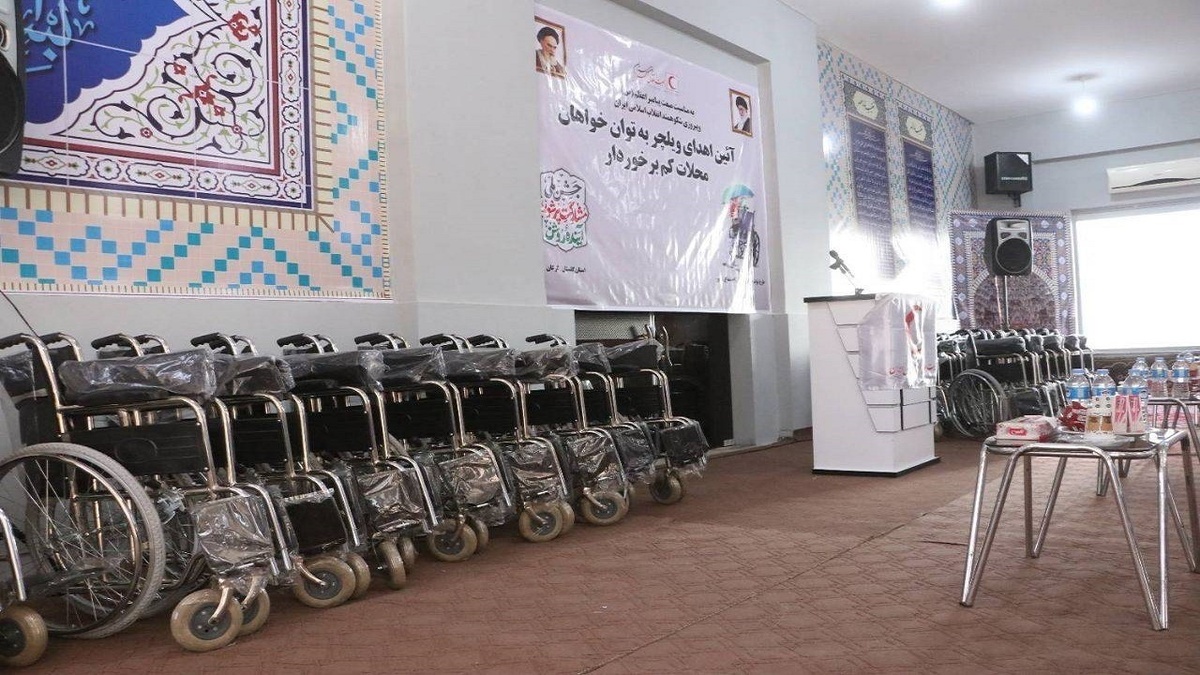 هلال احمر گلستان ۹۰ ویلچر به خانواده‌های کم برخوردار اهدا کرد