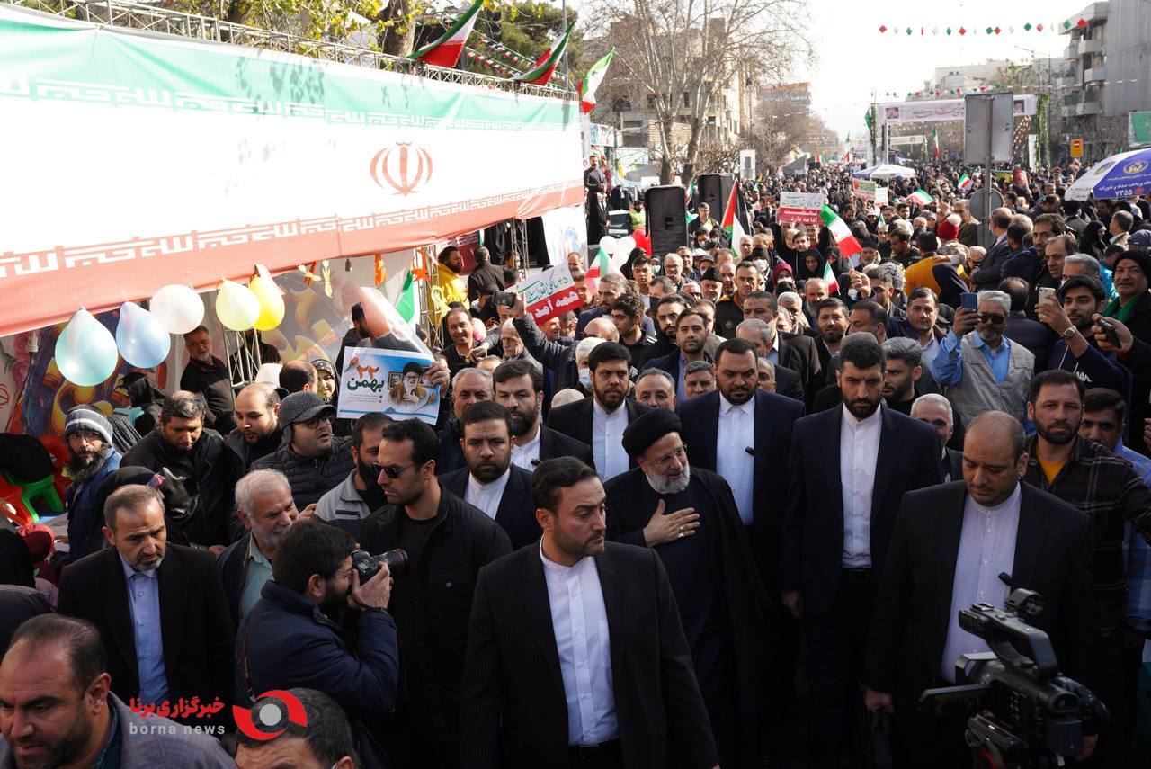 رئیسی میان راهپیمایان 22بهمن حضور یافت+ عکس رئیسی میان راهپیمایان 22بهمن حضور یافت+ عکس