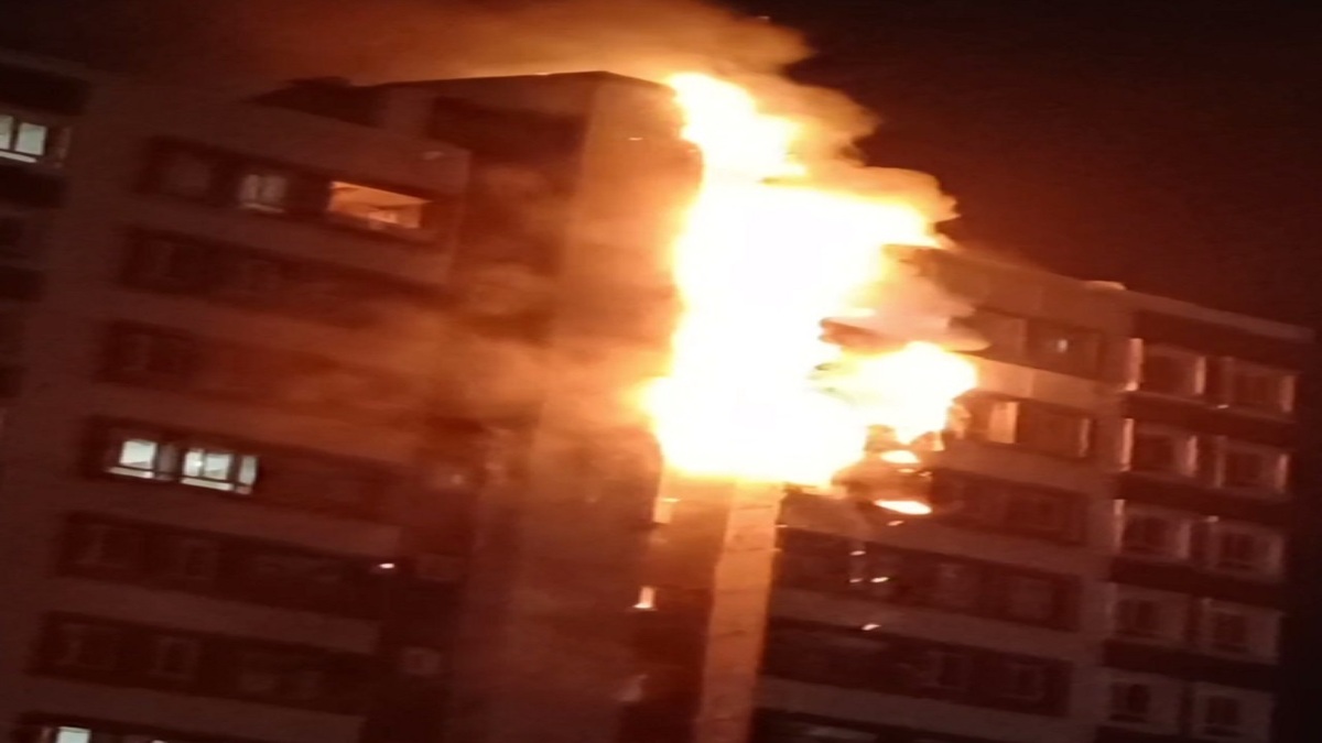 آتش سوزی ساختمان ۱۲ طبقه در قم مهار شد
