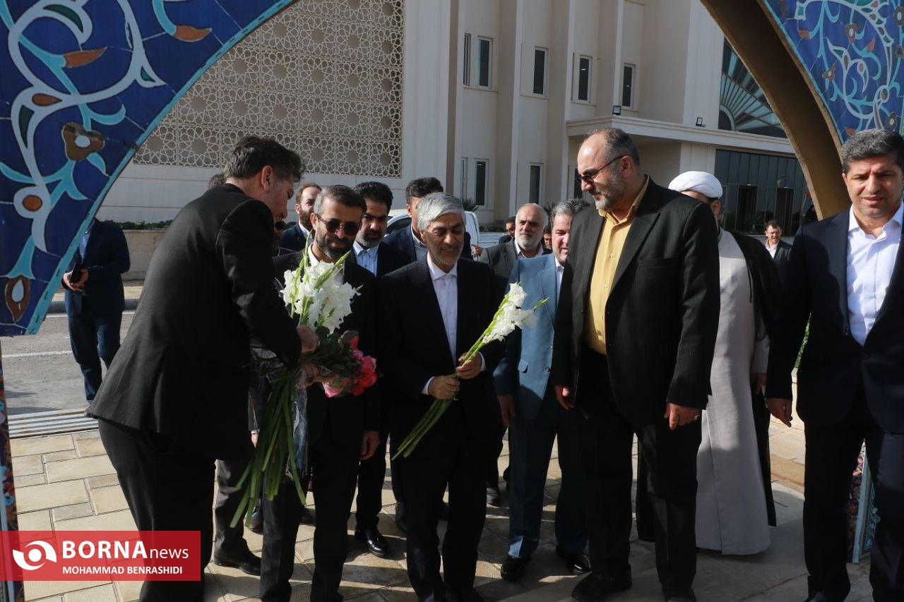 ادای احترام وزیر ورزش و جوانان به شهید گمنام 19 ساله در اروند