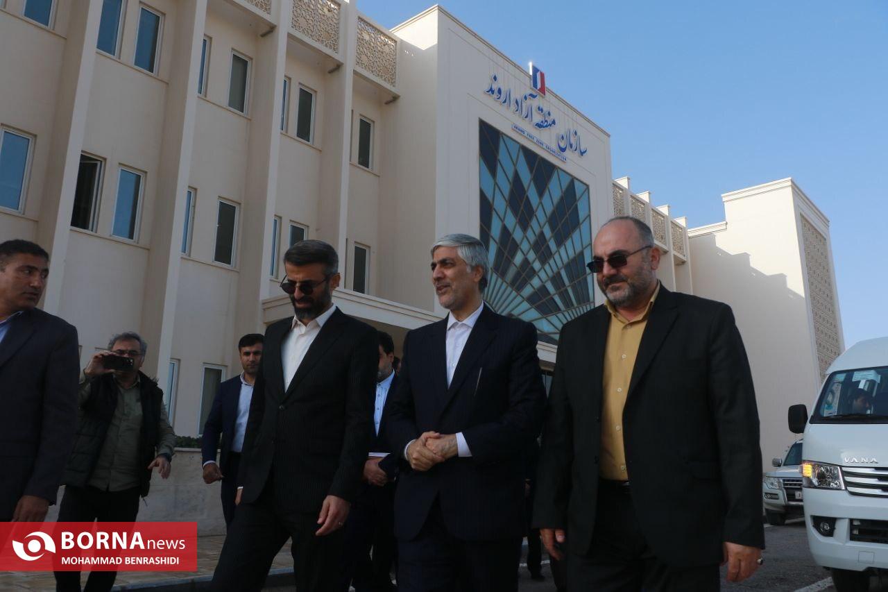 ادای احترام وزیر ورزش و جوانان به شهید گمنام 19 ساله در اروند