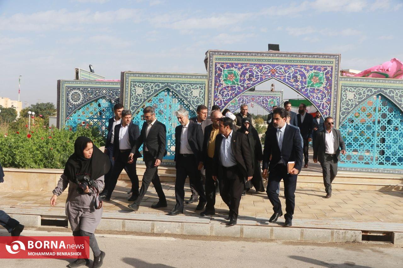 ادای احترام وزیر ورزش و جوانان به شهید گمنام 19 ساله در اروند