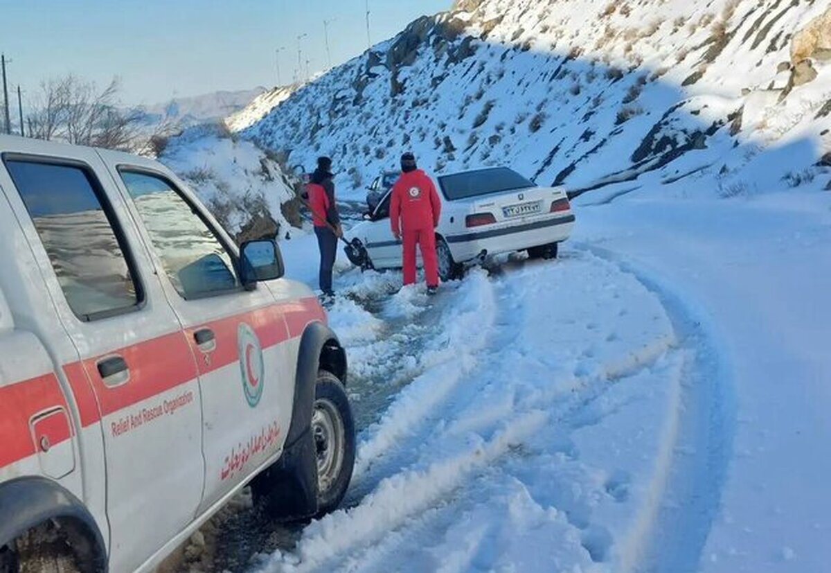 گرفتار شدن ۵۰ خودرو در برف و کولاک محور تکاب-شاهین دژ