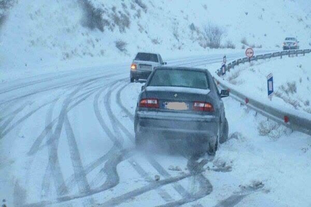 مسدود شدن  راه ارتباطی بیش از ۱۵۰ روستای الیگودرز در پی بارش برف