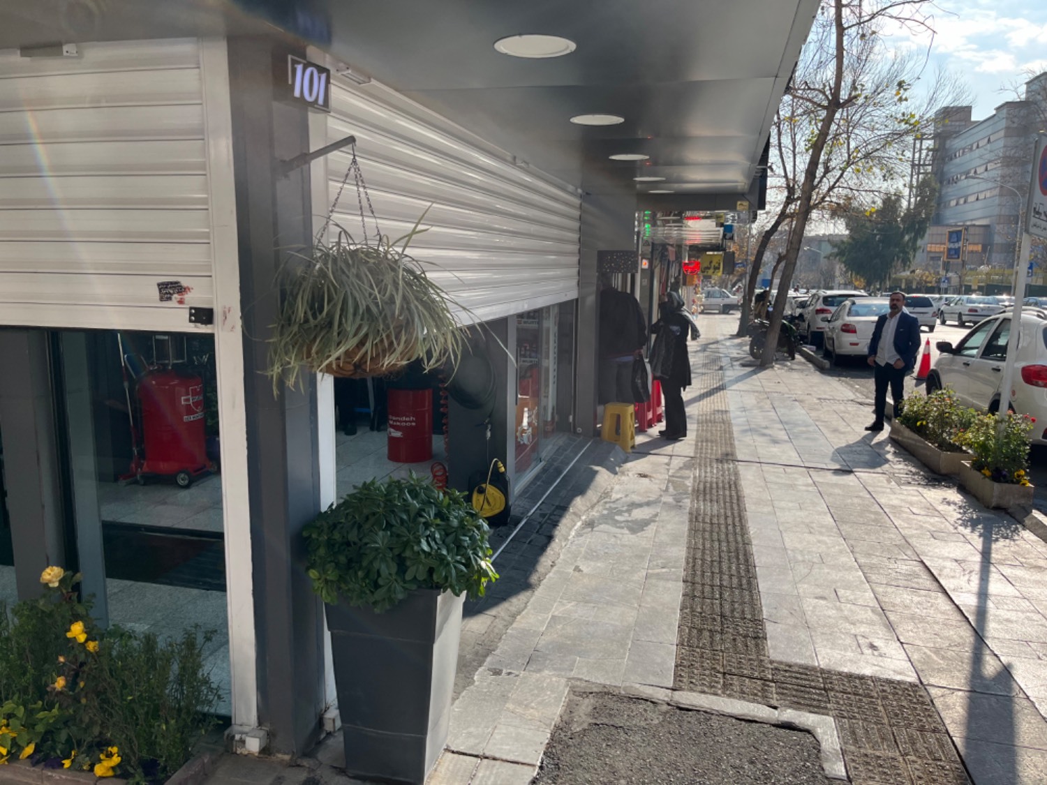 کشف یک واحد صنفی عجیب در خیابان دکتر قریب کشف یک واحد صنفی عجیب در خیابان دکتر قریب