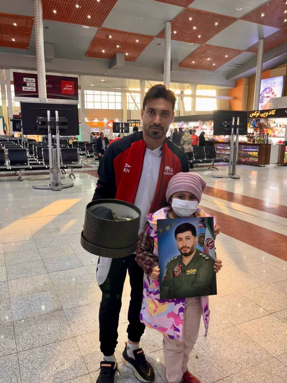 هدیه ارزشمند خانواده شهید فلاحی به کاپیتان تراکتور + عکس