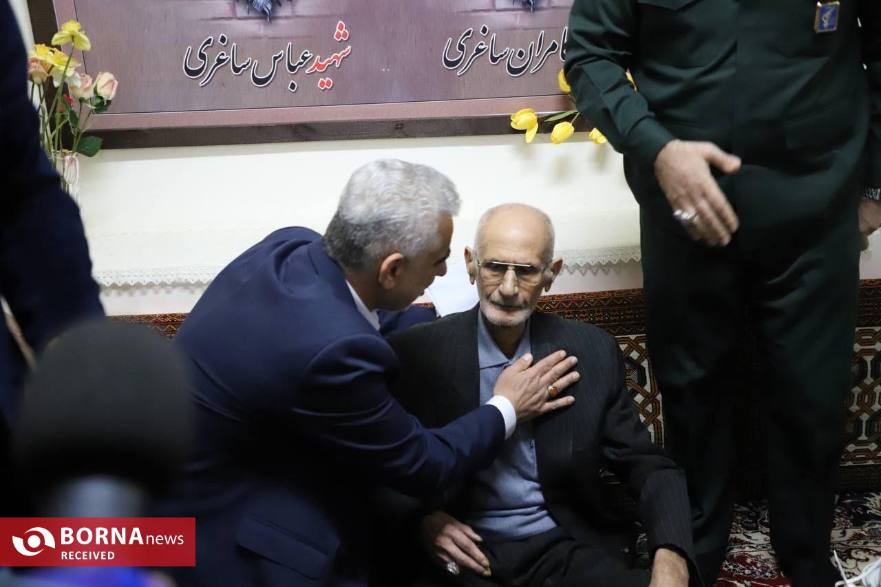 استاندار گیلان با حضور منزل شهیدان ساغری رای خود را به صندوق انداخت