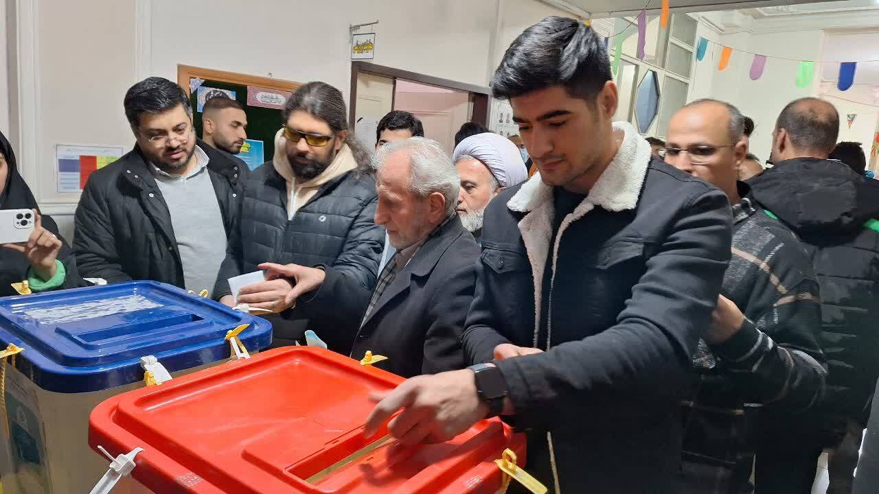 استاندار قزوین رأی خود را به صندوق انداخت استاندار قزوین رأی خود را به صندوق انداخت