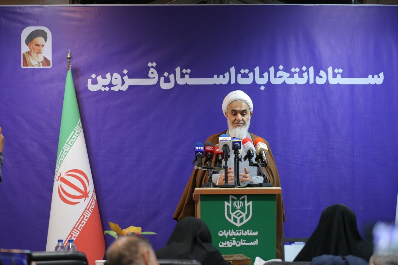 امام جمعه قزوین رأی خود را در شعبه مسجد امام خمینی (ره) به صندوق انداخت امام جمعه قزوین رأی خود را در شعبه مسجد امام خمینی (ره) به صندوق انداخت