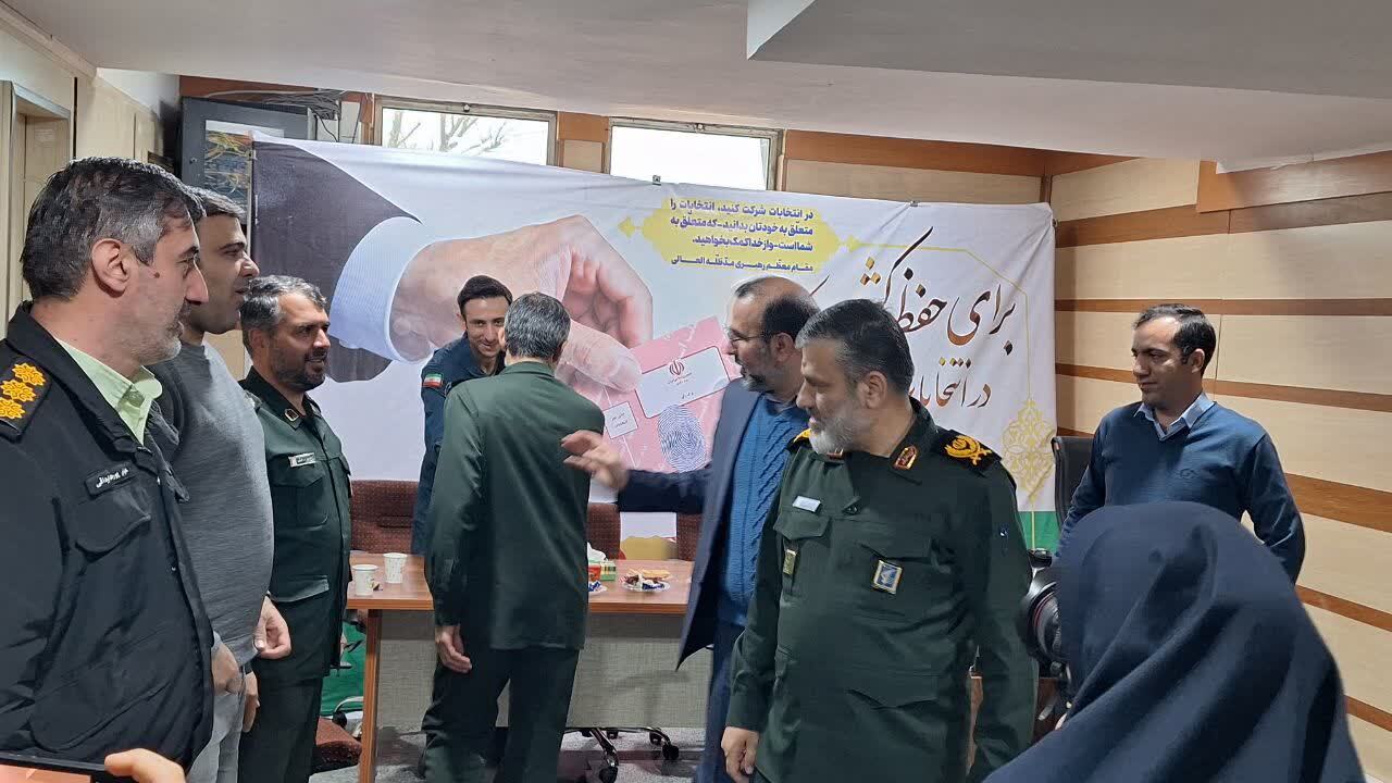 ایران اسلامی با عزمی راسخ و استوار و حضور در انتخابات دشمنان را مأیوس خواهند کرد