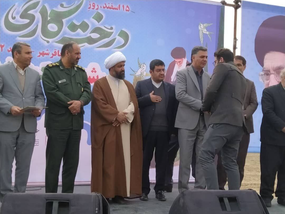 کاشت نهال به نام شهدا پیام ایثار و شهادت را به آیندگان منتقل می‌کند