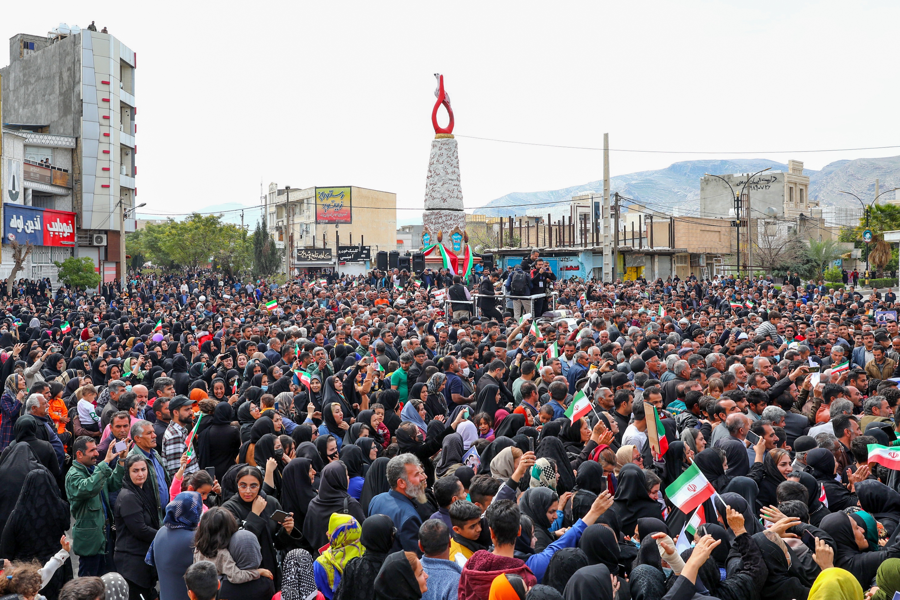 استقبال وصف ناشدنی مردم ایذه از رییس جمهور