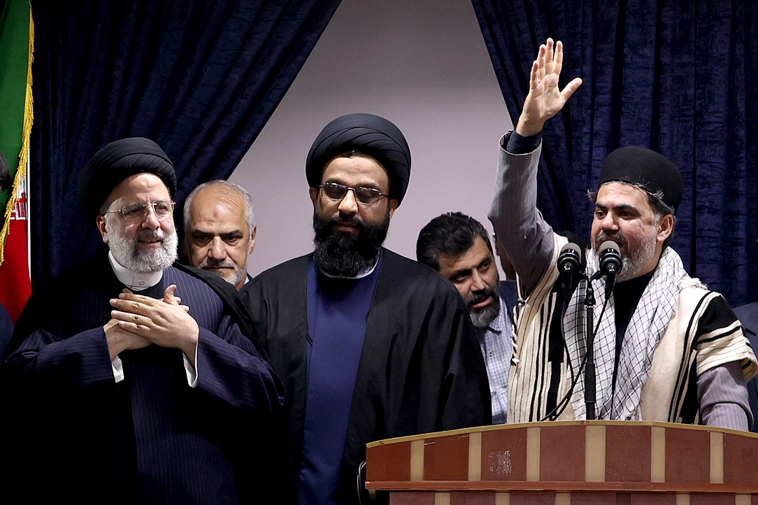 رییس جمهور در جمع مردم ایذه: ایل بختیاری هموار به دین و استقلال کشور پایبند بوده است/ انتقال آب از سد کارون(3) به ایذه با الویت پیگیر خواهد شد