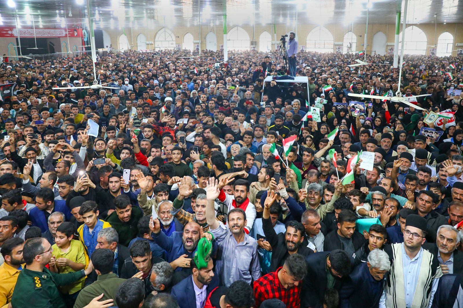 رییس جمهور در جمع مردم ایذه: ایل بختیاری هموار به دین و استقلال کشور پایبند بوده است/ انتقال آب از سد کارون(3) به ایذه با الویت پیگیر خواهد شد