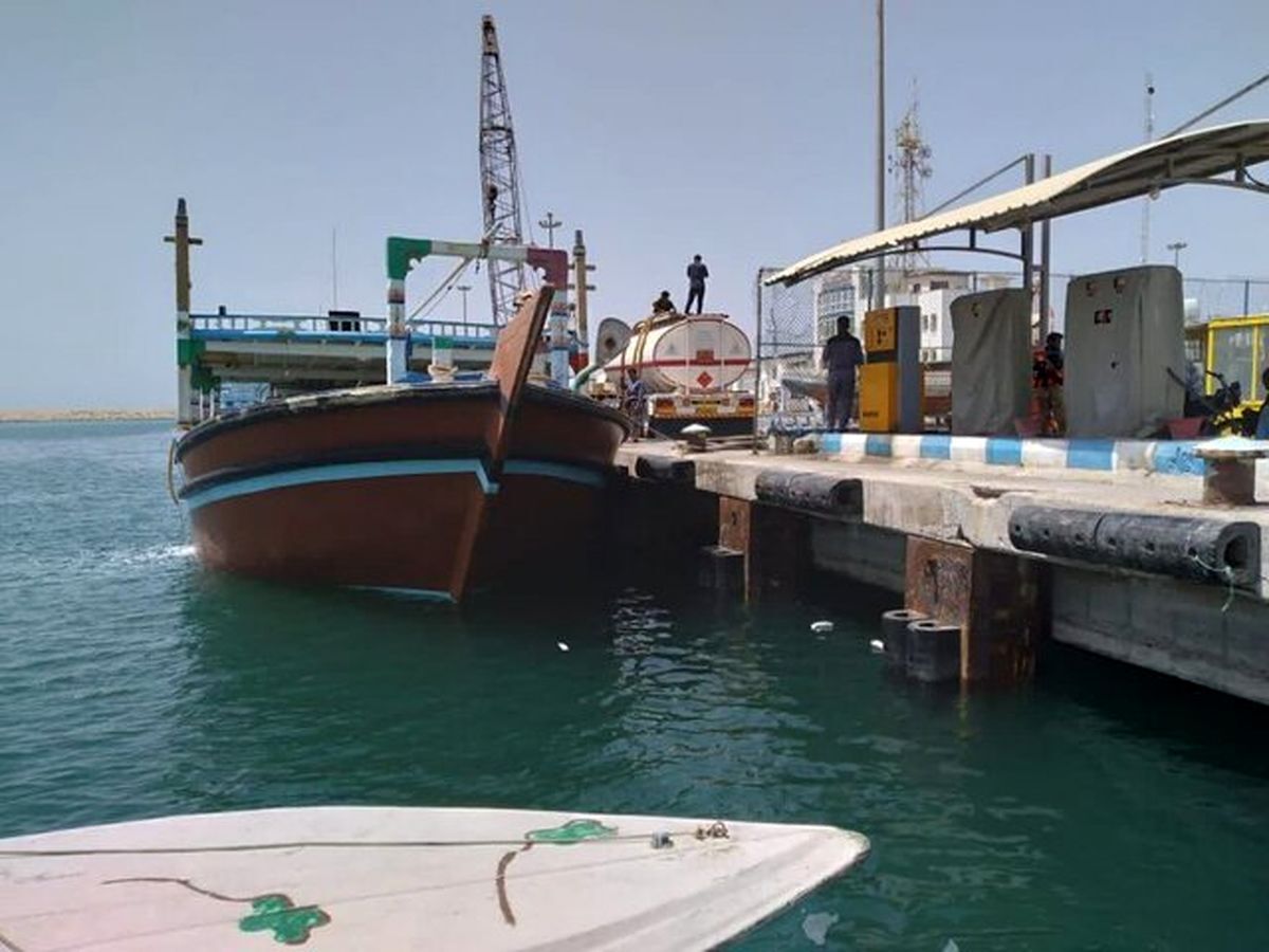 توقیف یک فروند شناور حامل سوخت قاچاق در آب‌های خلیج فارس