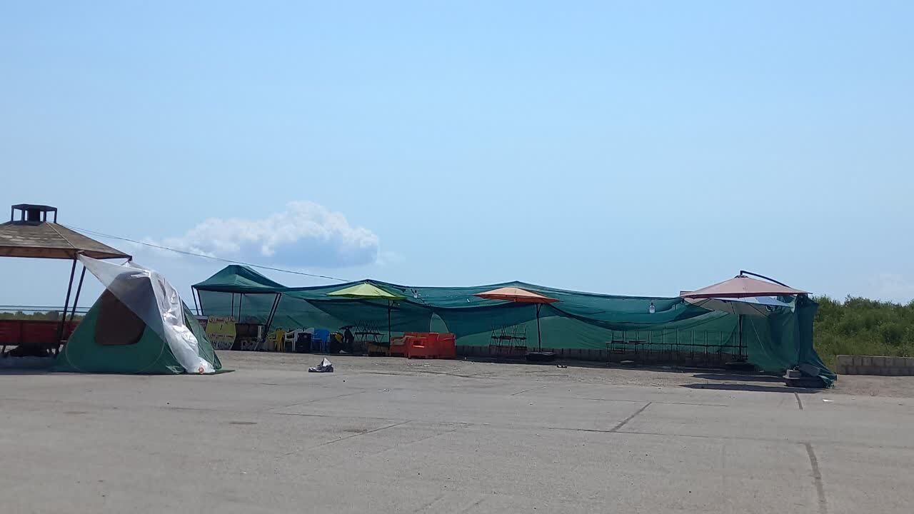 وی.آی.پی ساحلِ دود‌فروشان در بندرعباس؛ساحل بوستان ولایت را آزاد کنید