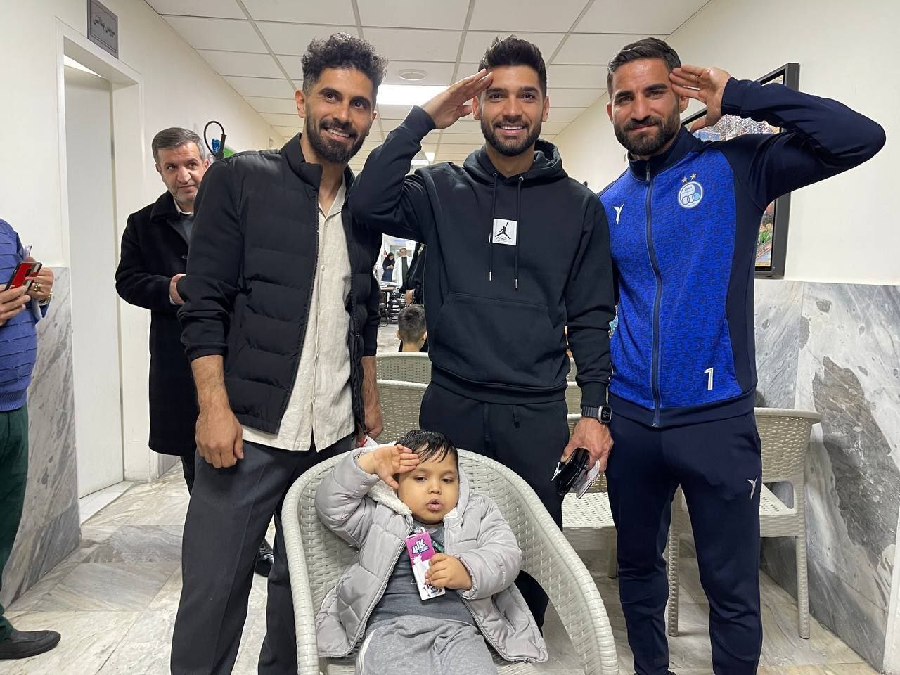 بازیکنان پرسپولیس و استقلال بر بالین کودکان سرطانی + تصاویر