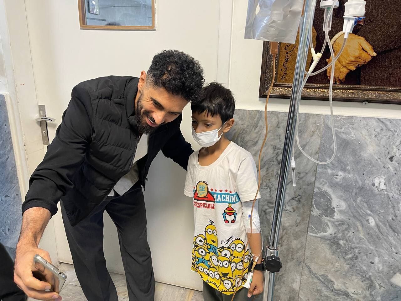 بازیکنان پرسپولیس و استقلال بر بالین کودکان سرطانی + تصاویر