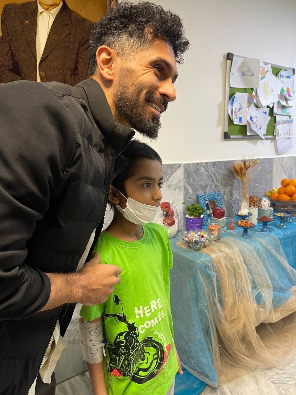 بازیکنان پرسپولیس و استقلال بر بالین کودکان سرطانی + تصاویر