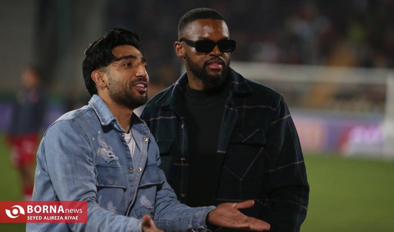 دو مهمان ویژه استقلال را در دربی همراهی کردند +عکس