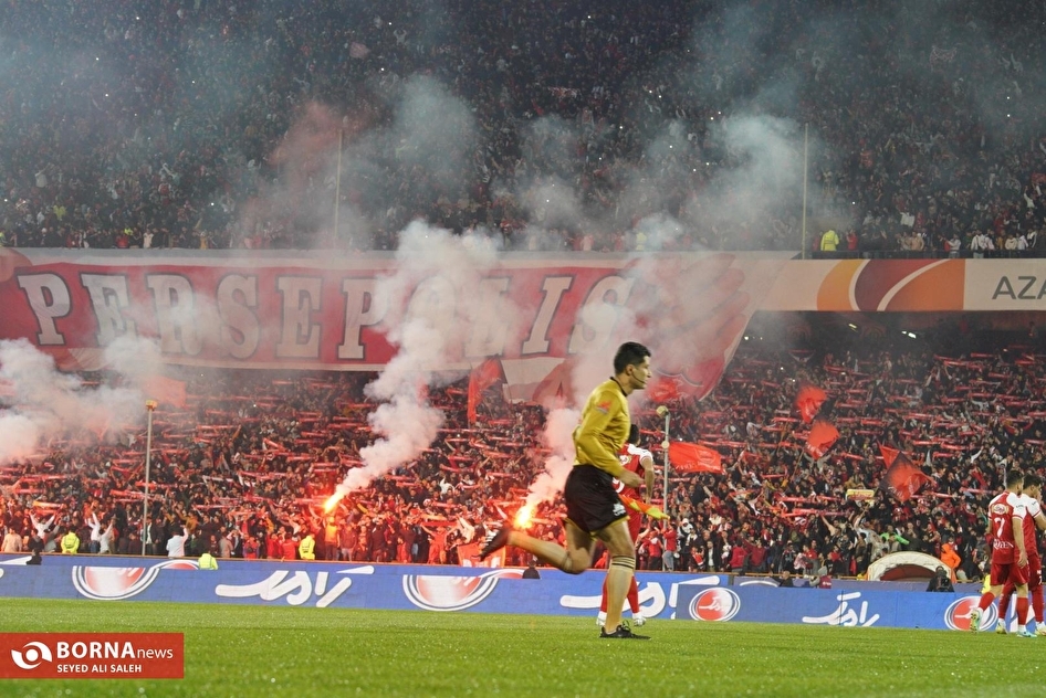 دربی ۱۰۳ را تماشاگران روی سکوها بردند +عکس