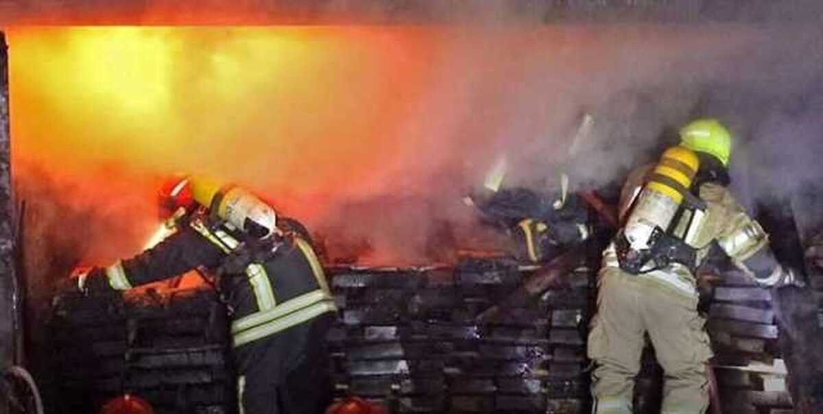 مهار آتش سوزی یکی از انبار‌های شرکت فولاد خوزستان