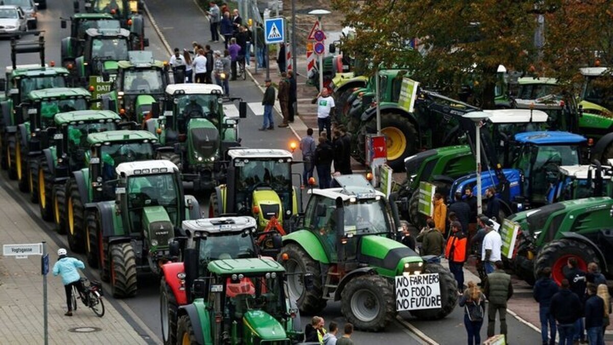صدها کشاورز در اعتراض به سیاست مشترک کشاورزی اتحادیه اروپا، تراکتورهای خود را به شهر وایادولید اسپانیا بردند