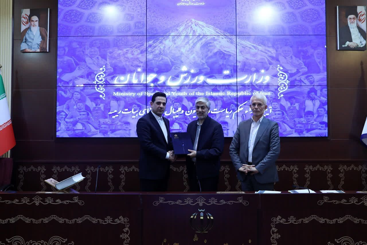 مراسم اهدای حکم رییس فدراسیون والیبال برگزار شد مراسم اهدای حکم رییس فدراسیون والیبال برگزار شد