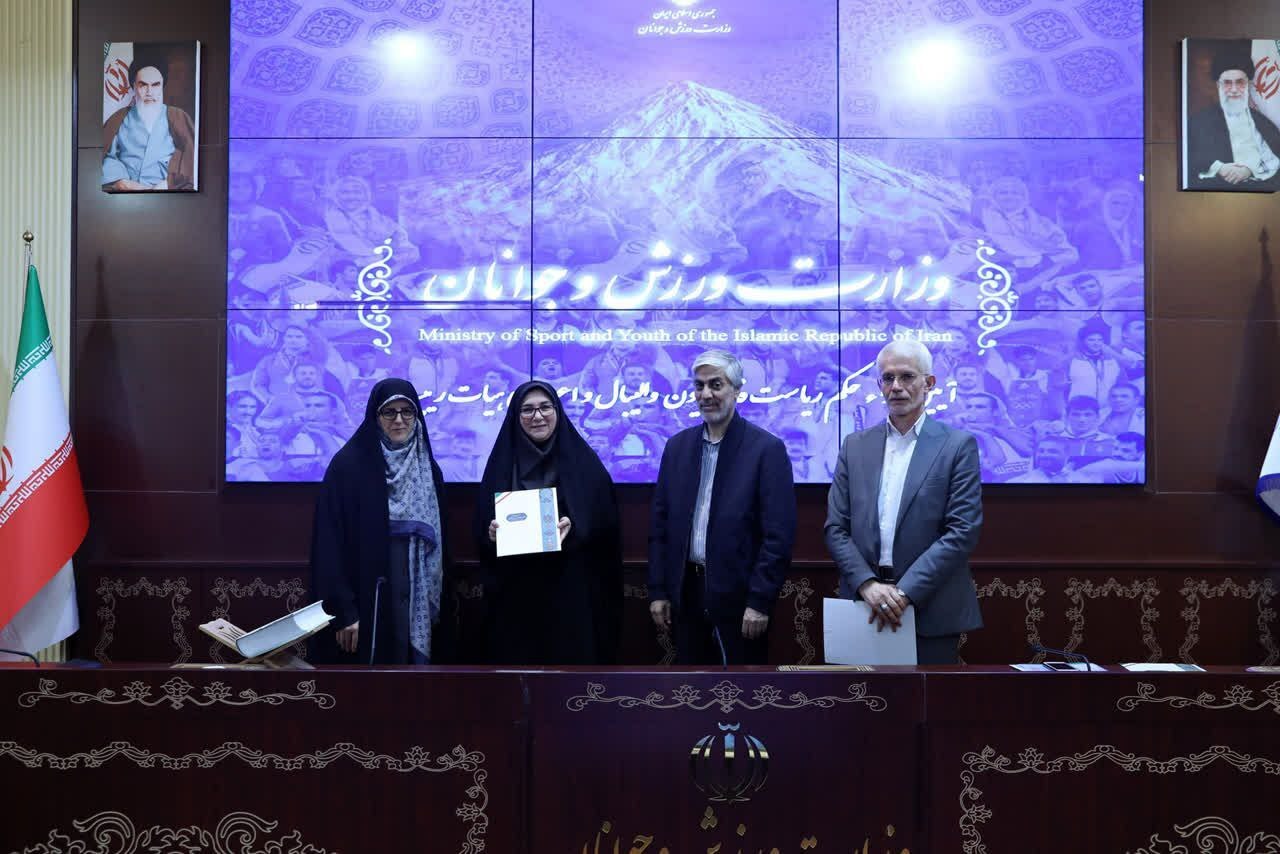 مراسم اهدای حکم رییس فدراسیون والیبال برگزار شد مراسم اهدای حکم رییس فدراسیون والیبال برگزار شد