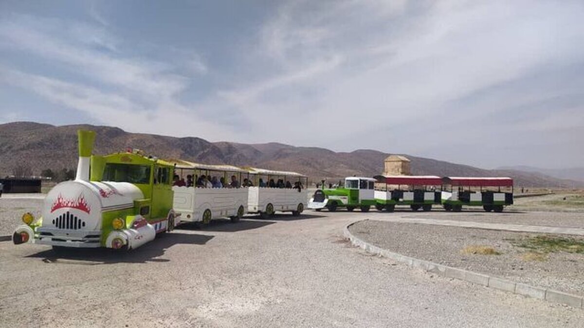 مدیرکل میراث فرهنگي فارس: قطار گردشگری در پاسارگاد راه افتاد