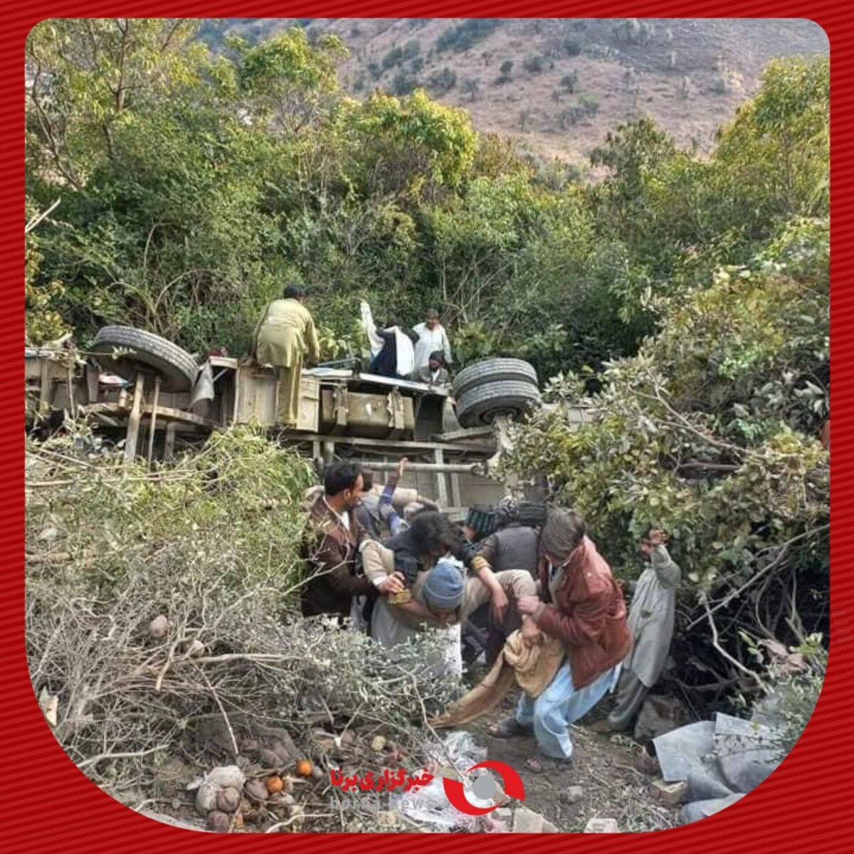 ۲۵ کشته و زخمی بر اثر سقوط اتوبوس در شمال غربی پاکستان