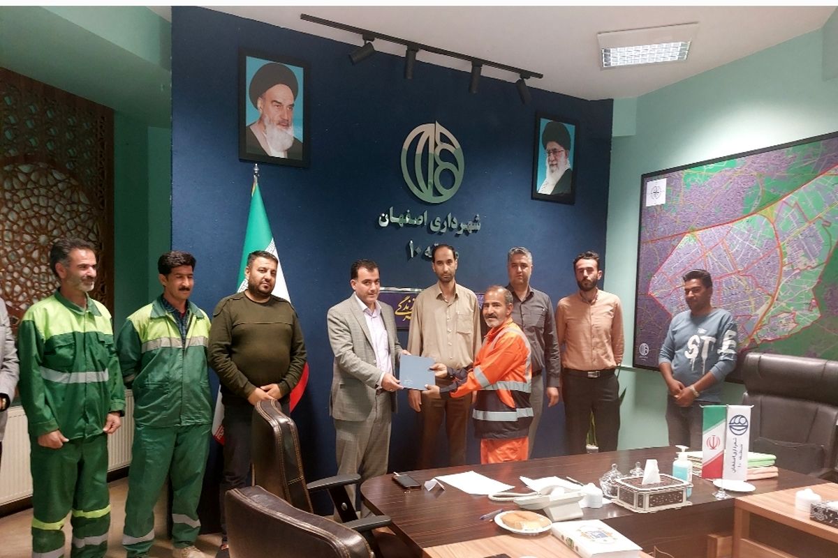 از کارگران نمونه شهرداری منطقه ده تجلیل شد