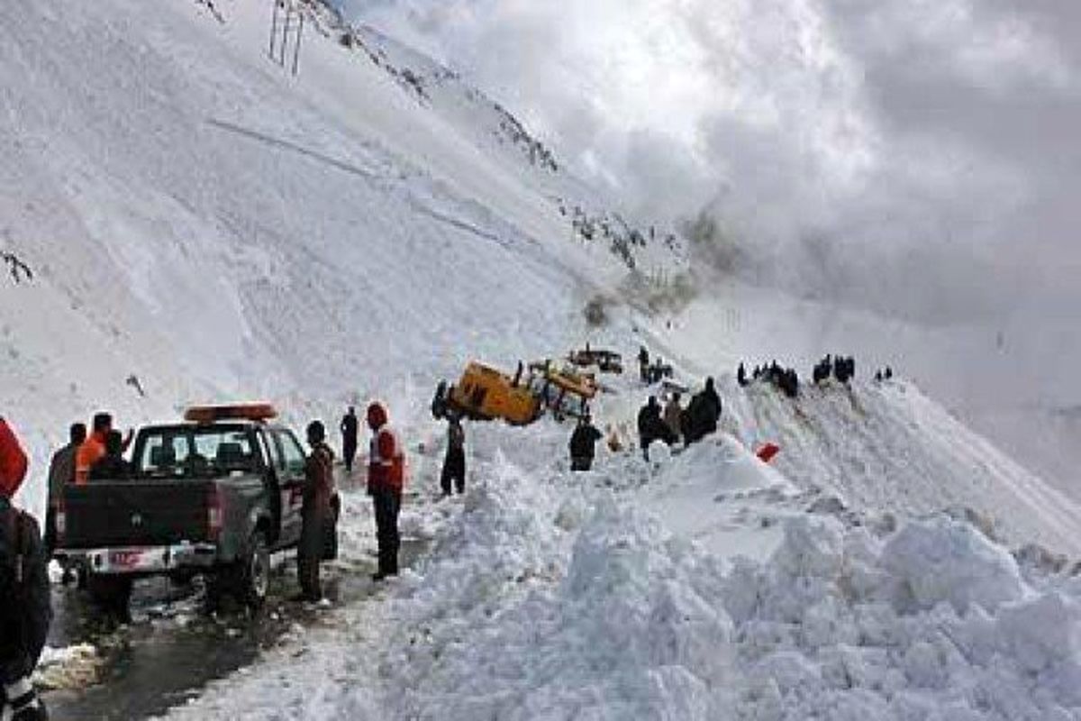 عملیات بازگشایی گردنه برفگیر بیژن در شهرستان دنا پس از ۶ ماه مسدود بودن آغاز شد