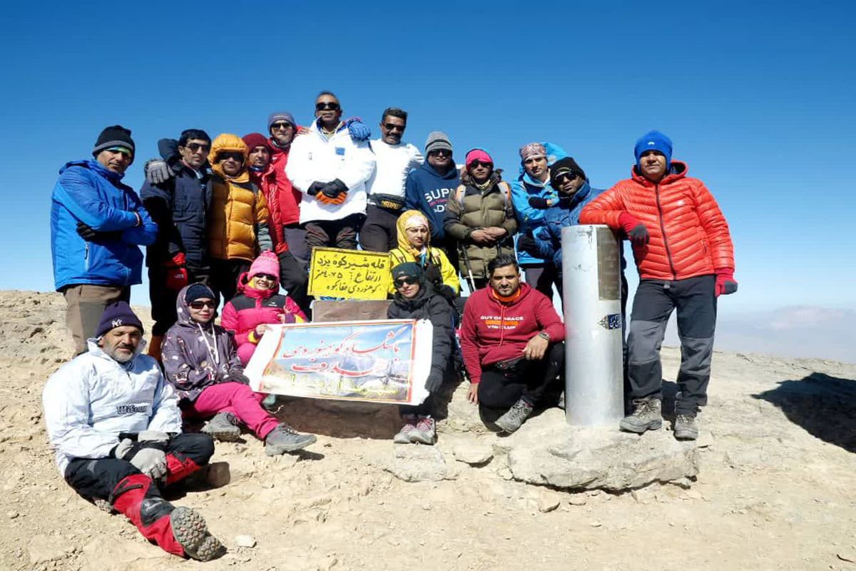 صعود تیم کوهنوردی باشگاه هدف میناب به قله ۴۰۵۵ متری شیر کوه یزد