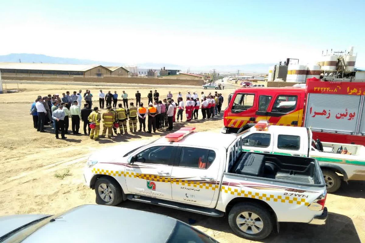 مانور عملیاتی مهار آتش سوزی در منطقه چرم سازی شهرستان بوئین زهرا برگزار شد