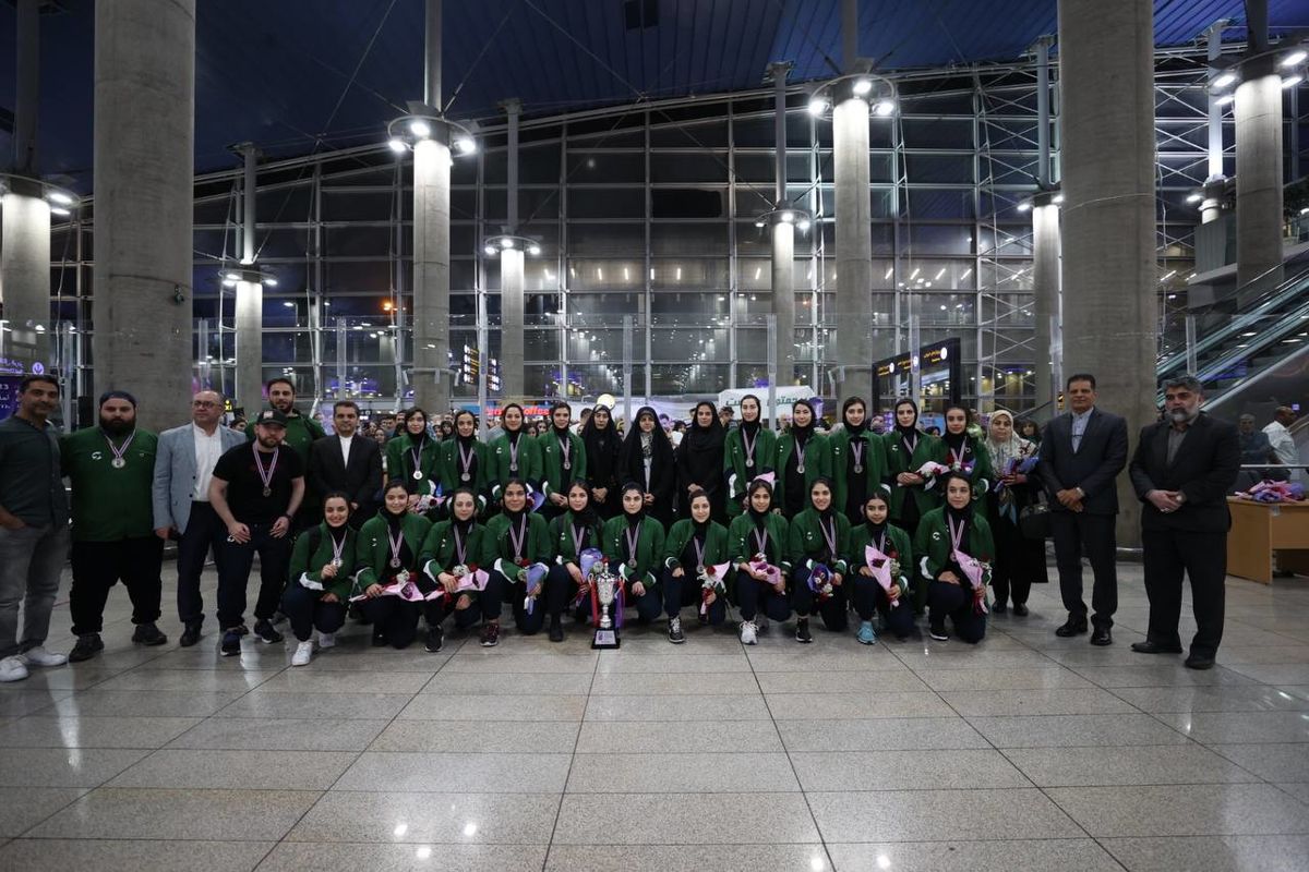 بازگشت تیم ملی هاکی روی یخ دختران به ایران با استقبال معاون توسعه ورزش بانوان وزارت ورزش و جوانان
