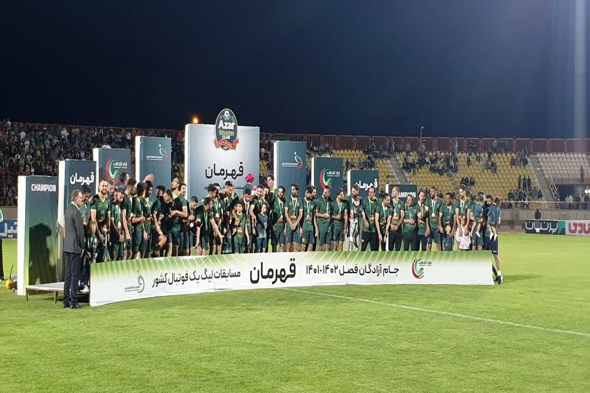 جشن قهرمانی تیم شمس آذر با حضور پرشور هواداران/ تسریع در رفع نواقص استادیوم و احداث پارکینگ