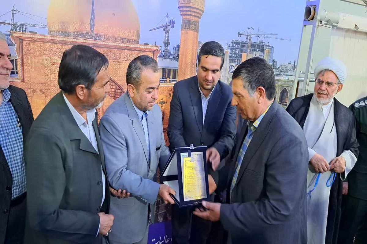 اعطای لوح تقدیر استاندار خراسان جنوبی به مردم روستای نمونه کشوری برکوک