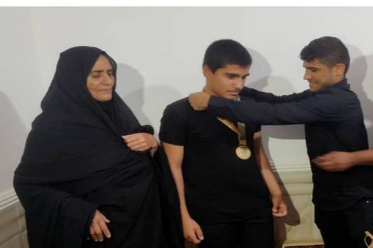 قهرمان جام تختی مدالش را به خانواده شهید اهدا کرد