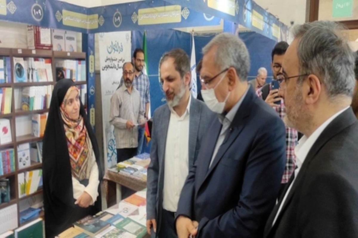 بازدید وزیر بهداشت از نمایشگاه کتاب تهران