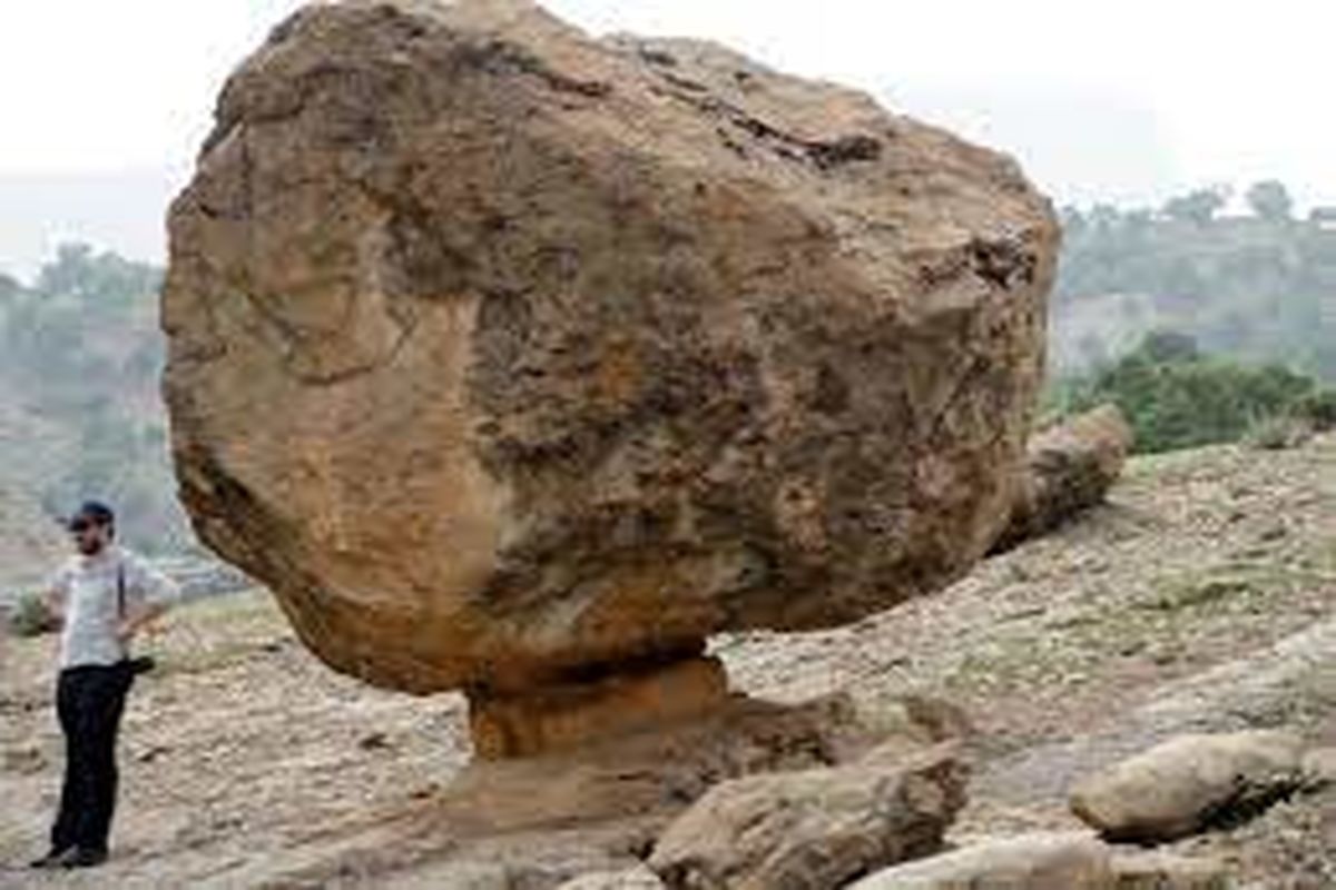 این سنگ در ایران ۱۵۰ سال است که بین زمین و هوا معلق مانده است!+عکس